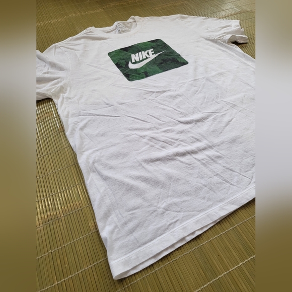 ♡ SOLD ON EBAY ♡ Nike Men's XL White Logo Green Leaves Short Sleeve Tee - Picture 6 of 11